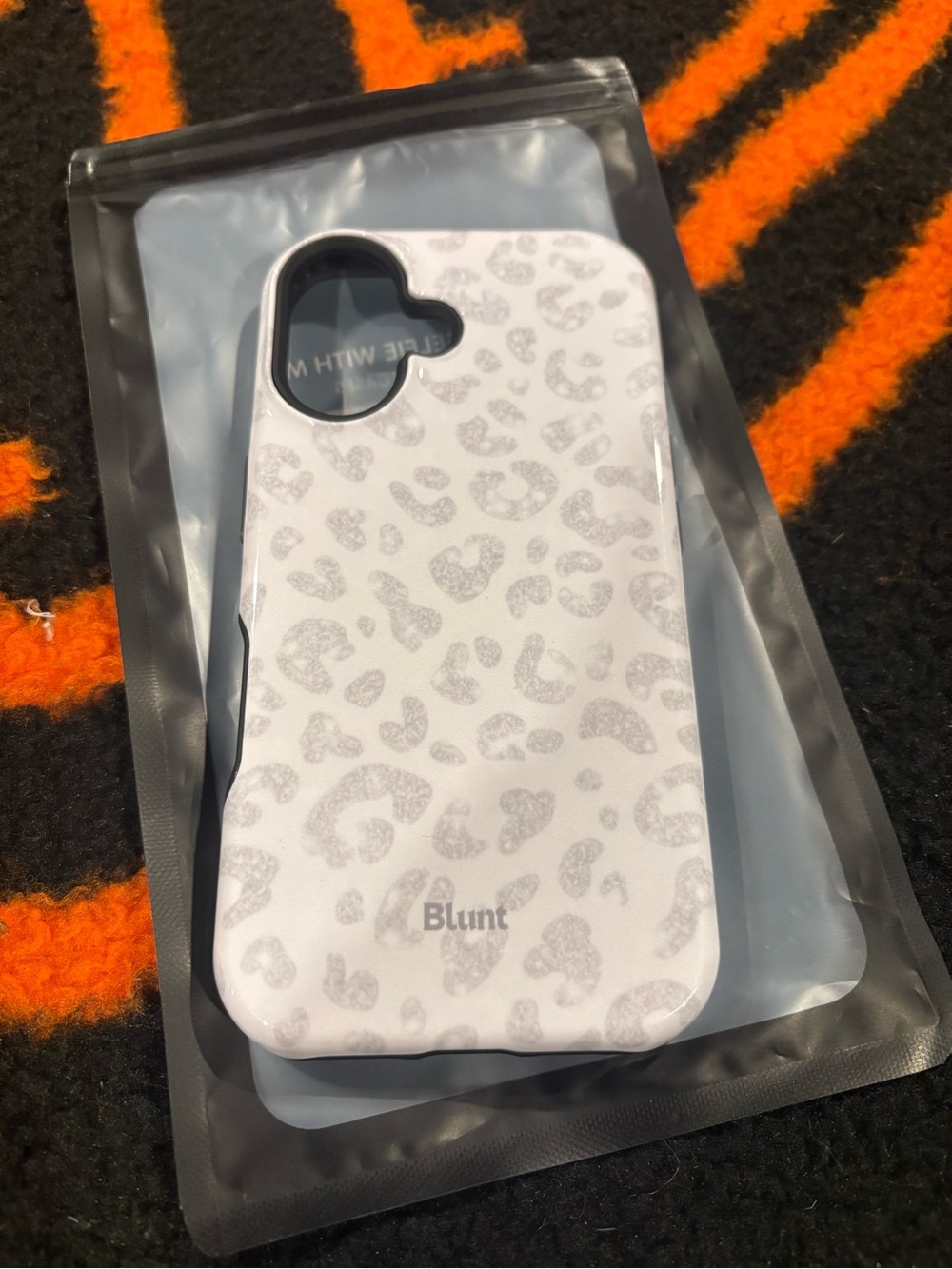 Blunt White Leopard Print Phone Case iphone16– Stylish Protective Cover
